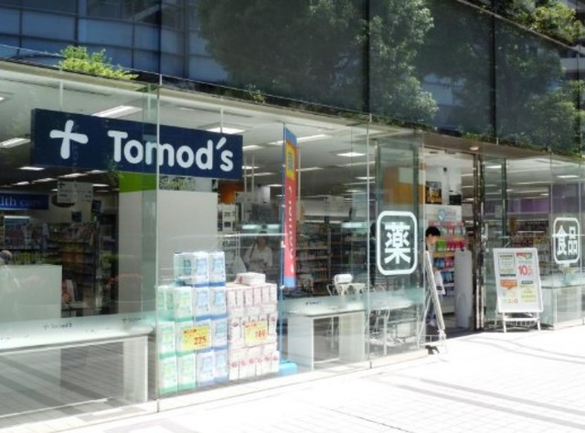 ドラックストア　トモズ東池袋店（ドラッグストア）まで426m