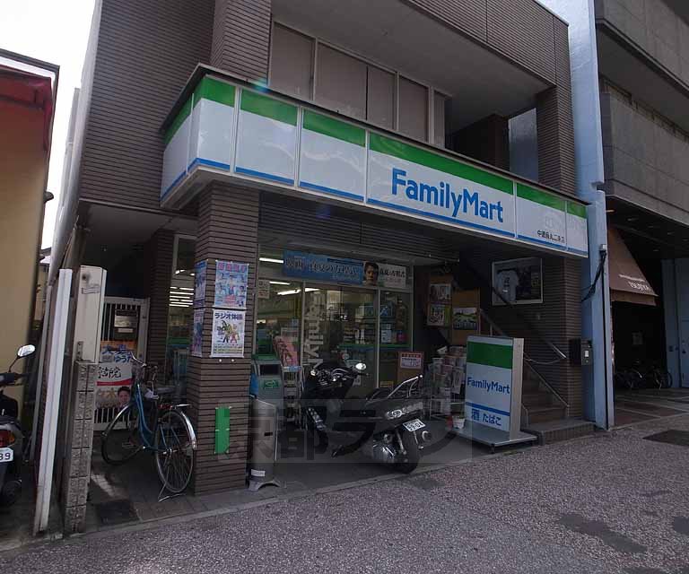 コンビニ　ファミリーマート中徳烏丸二条店（コンビニ）まで124m
