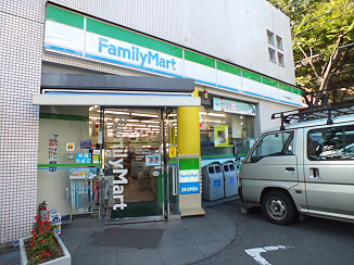 コンビニ　ファミリーマート（コンビニ）まで200m