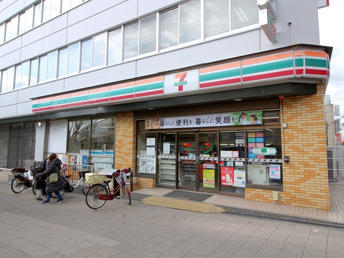 コンビニ　セブンイレブン阪急岡町駅前店（コンビニ）まで550m