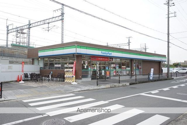 コンビニ　ファミリーマート茨木三島中学校南店（コンビニ）まで327m
