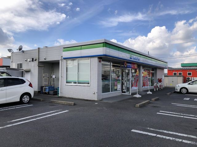 コンビニ　ファミリーマート（コンビニ）まで460m