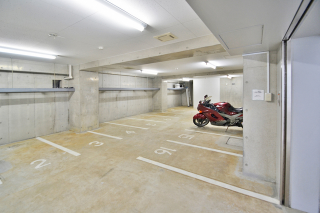 駐車場　室内バイク駐車場完備！