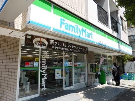 コンビニ　ファミリーマート上馬交差点前店（コンビニ）まで100m