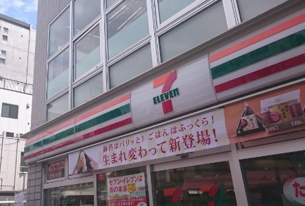 コンビニ　セブンイレブン新大久保駅西店（コンビニ）まで150m