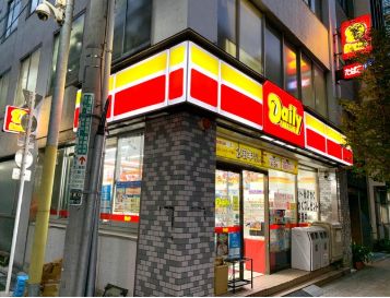 コンビニ　デイリーヤマザキ日本橋室町1丁目店（コンビニ）まで34m