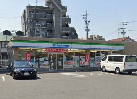 コンビニ　ファミリーマート 名西名塚町店（コンビニ）まで126m