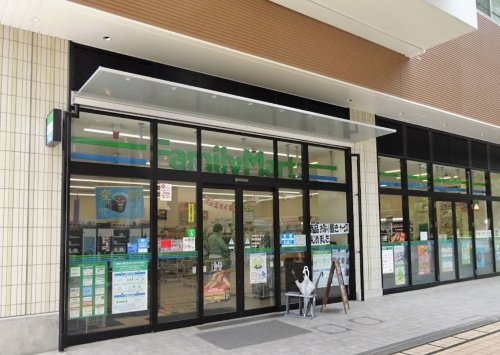 コンビニ　ファミリーマート 所沢駅前店（コンビニ）まで672m