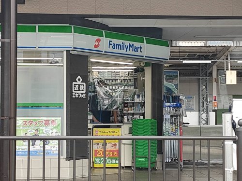 コンビニ　ファミリーマート 近鉄富田林駅南改札外店（コンビニ）まで153m