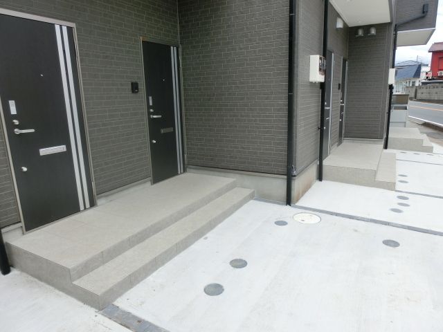 エントランス　綺麗なエントランス。６世帯が入居可能です。