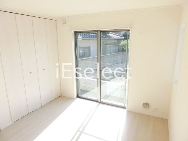 居室・リビング　大きな窓があり明るいお部屋です