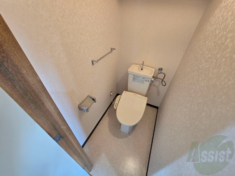 トイレ　ウォシュレット機能がついたトイレです。安心して使用できます。