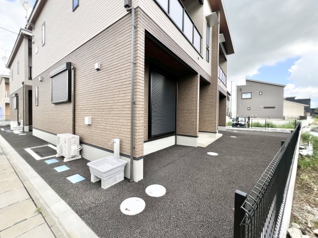エントランス　毎日通るエントランスはこのようになっています。外水栓、駐輪場