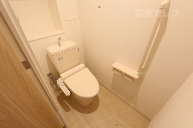 トイレ　温水洗浄便座が設備として備わります。
