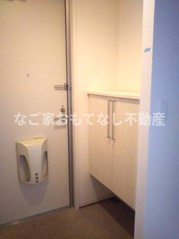 玄関　※写真は別号室