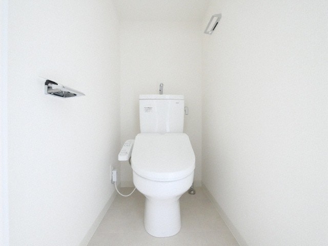 トイレ　落ち着いた色調のトイレです