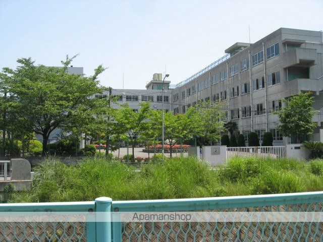 中学校　高槻市立阿武野中学校（中学校）まで617m
