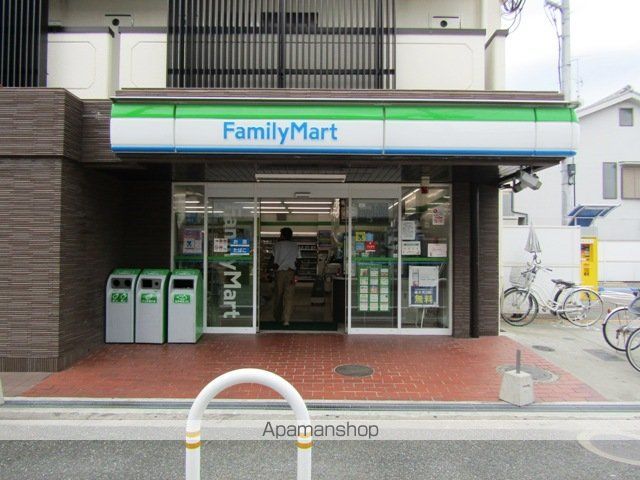 コンビニ　ファミリーマート（コンビニ）まで561m