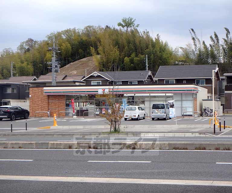 コンビニ　セブンイレブン 木津川城山台9丁目店（コンビニ）まで714m