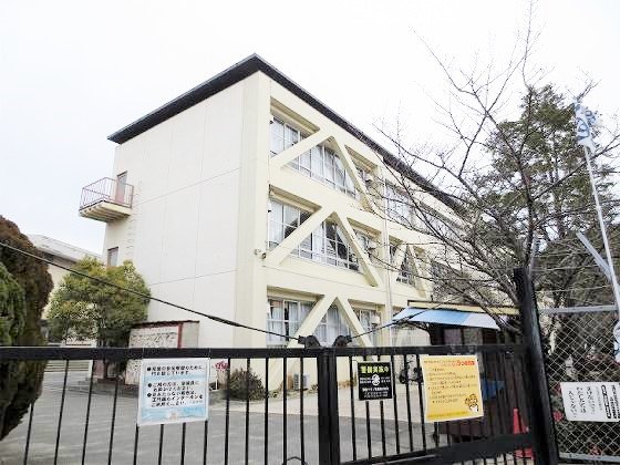 小学校　寝屋川市立神田小学校（小学校）まで858m
