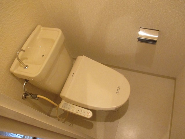 トイレ　トイレには快適な温水洗浄便座付です