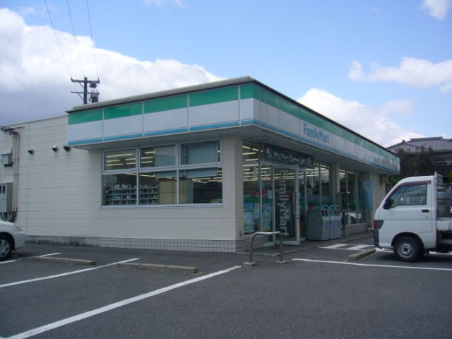 コンビニ　ファミリーマート（コンビニ）まで970m