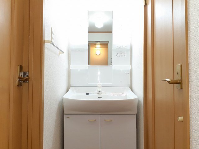 洗面設備　明るい洗面所です