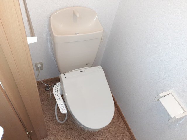 トイレ　落ち着いた色調のトイレです