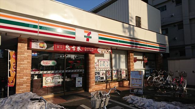 コンビニ　セブンイレブン（コンビニ）まで584m