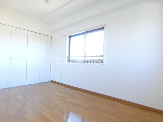 その他　６帖の洋室は寝室として使えます。