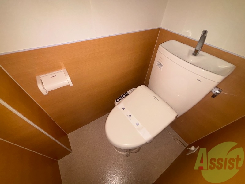 トイレ　トイレは温水洗浄便座です。シンプルな雰囲気になっています。