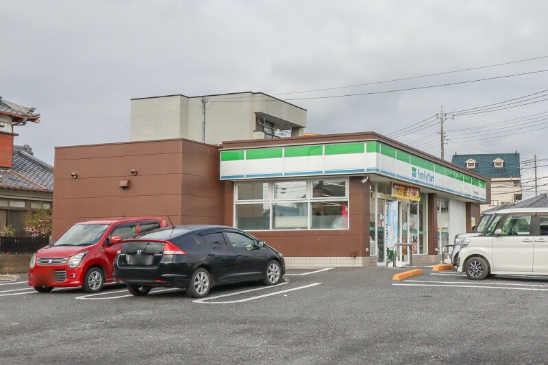 コンビニ　ファミリーマート 伊勢崎上諏訪町店（コンビニ）まで781m