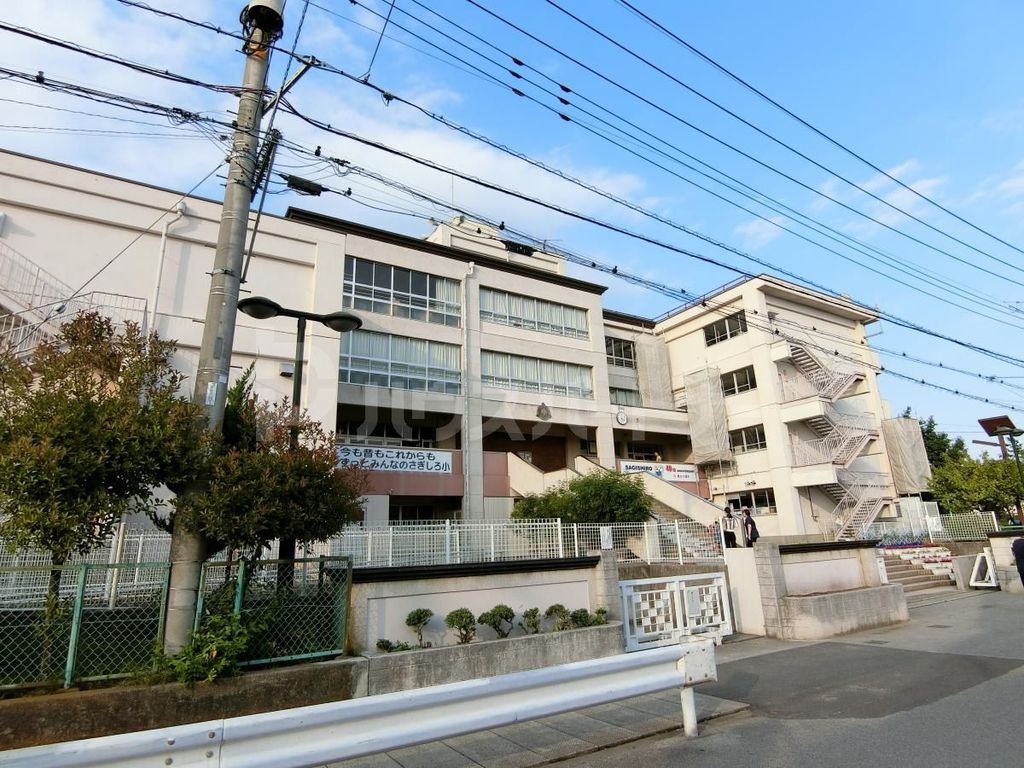 小学校　越谷市立鷺後小学校（小学校）まで740m
