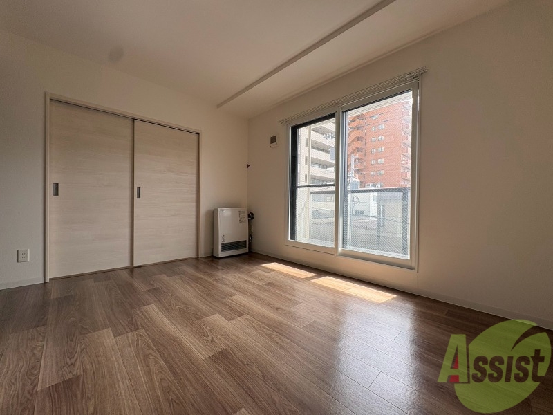 居室・リビング　白さが清潔感を出してくれます。お部屋も明るいですね。