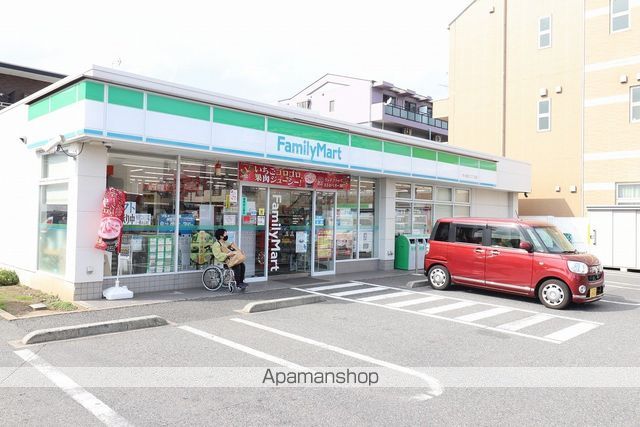コンビニ　ファミリーマート（コンビニ）まで56m