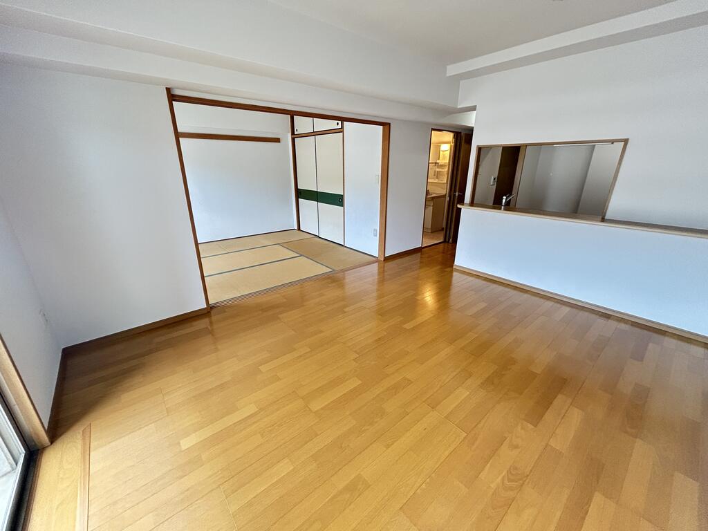 ルワージュ八幡駅前1番館の居間写真