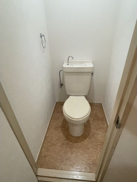 地下鉄東山線 東山公園駅 徒歩4分 4階建 築37年のトイレ写真