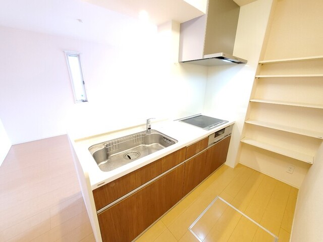 キッチン　※参考画像　同タイプ１０３の写真です（側面窓はありません）