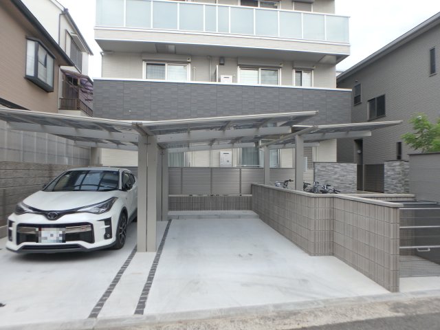 駐車場　カーポート付きの駐車場