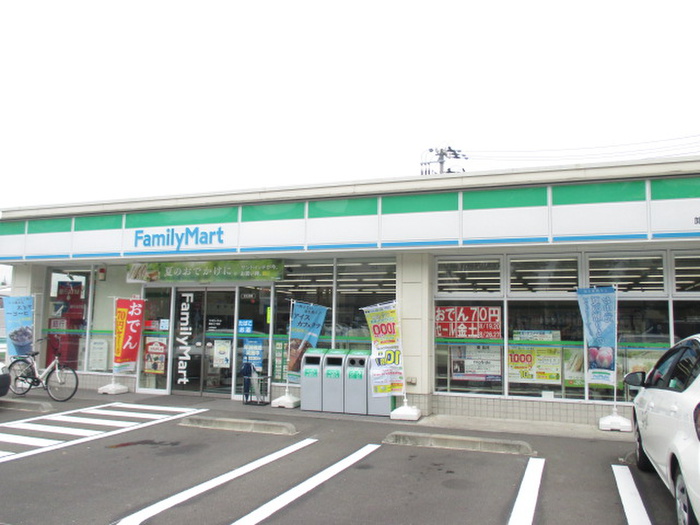 コンビニ　ファミリーマート（コンビニ）まで120m