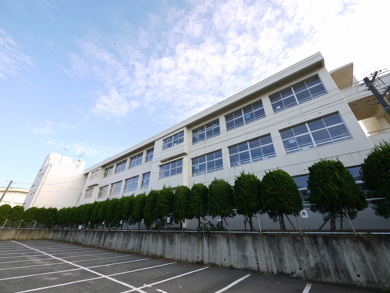 小学校　新宮町立新宮小学校（小学校）まで872m