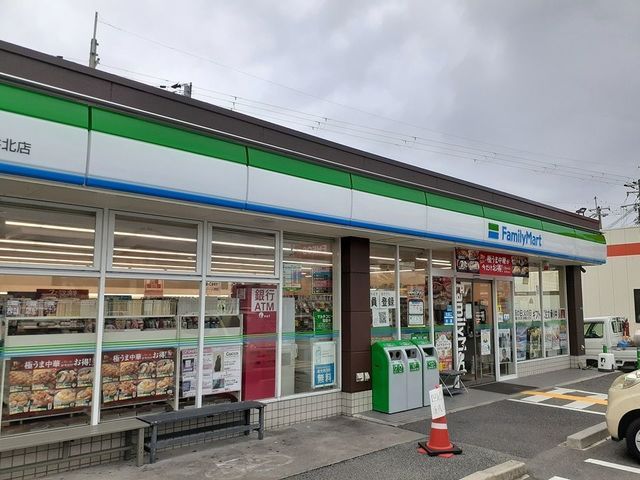 コンビニ　ファミリーマート様（コンビニ）まで550m