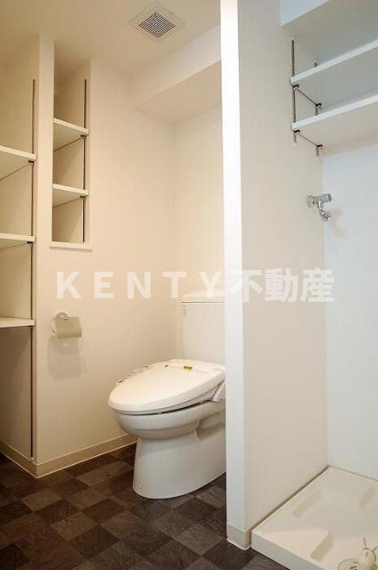 トイレ　落ち着いた色調のトイレです