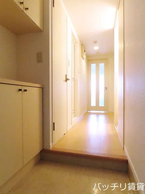 玄関　※同マンション別部屋写真のため、現状優先。