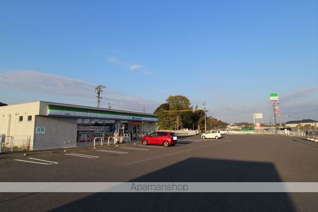 コンビニ　ファミリーマート（コンビニ）まで448m