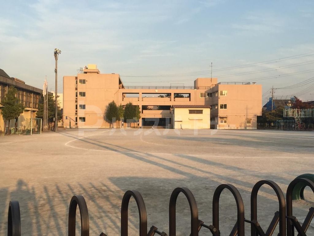 小学校　草加市立花栗南小学校（小学校）まで320m