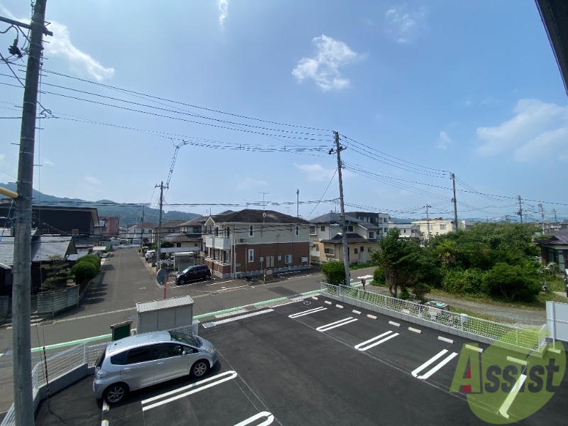 洗面設備　閑静な住宅街で緑と空の青が映える眺望ですね