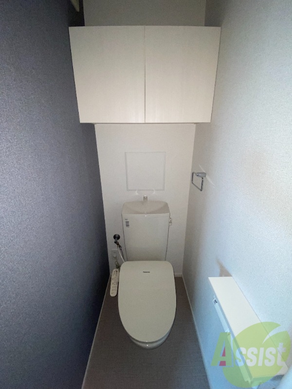 バルコニー　トイレは温水洗浄便座付きで上部には収納スペースも！