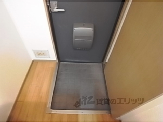 玄関　一人暮らしには十分な広さの玄関です