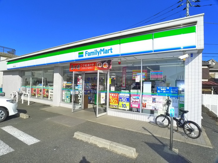 コンビニ　ファミリーマート（コンビニ）まで550m